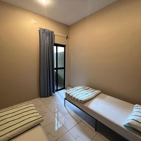 Theatbas Homestay 17 In Seri Iskandar Perak 3 Bedroom Bota Екстериор снимка