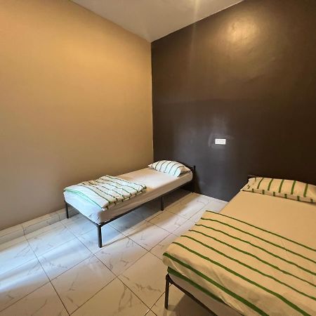 Theatbas Homestay 17 In Seri Iskandar Perak 3 Bedroom Bota Екстериор снимка