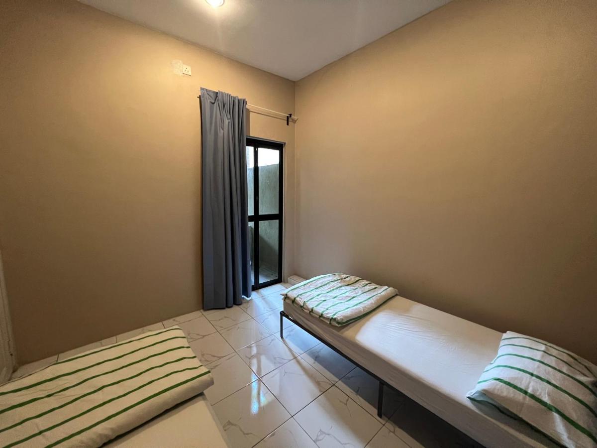 Theatbas Homestay 17 In Seri Iskandar Perak 3 Bedroom Bota Екстериор снимка