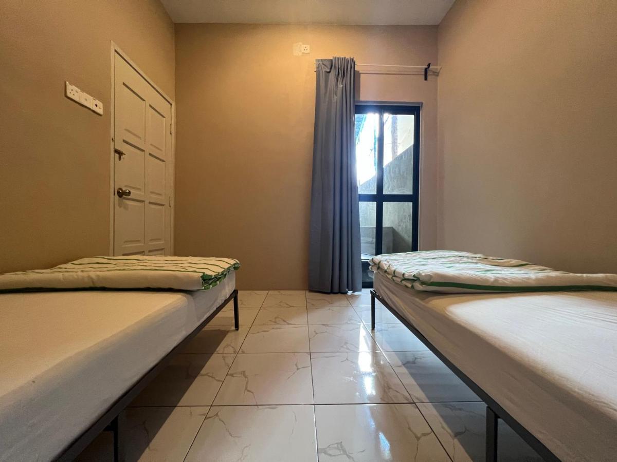 Theatbas Homestay 17 In Seri Iskandar Perak 3 Bedroom Bota Екстериор снимка