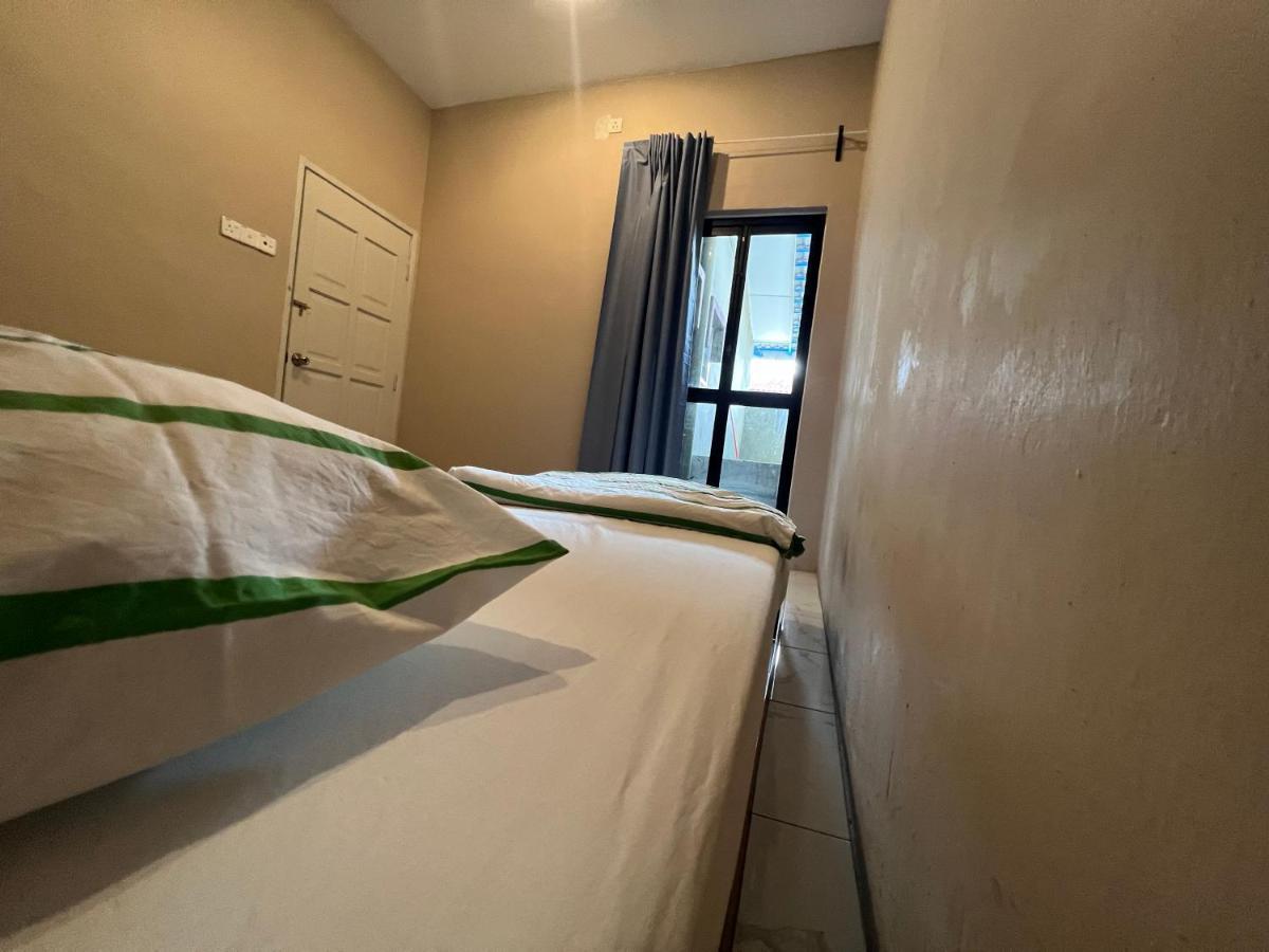 Theatbas Homestay 17 In Seri Iskandar Perak 3 Bedroom Bota Екстериор снимка