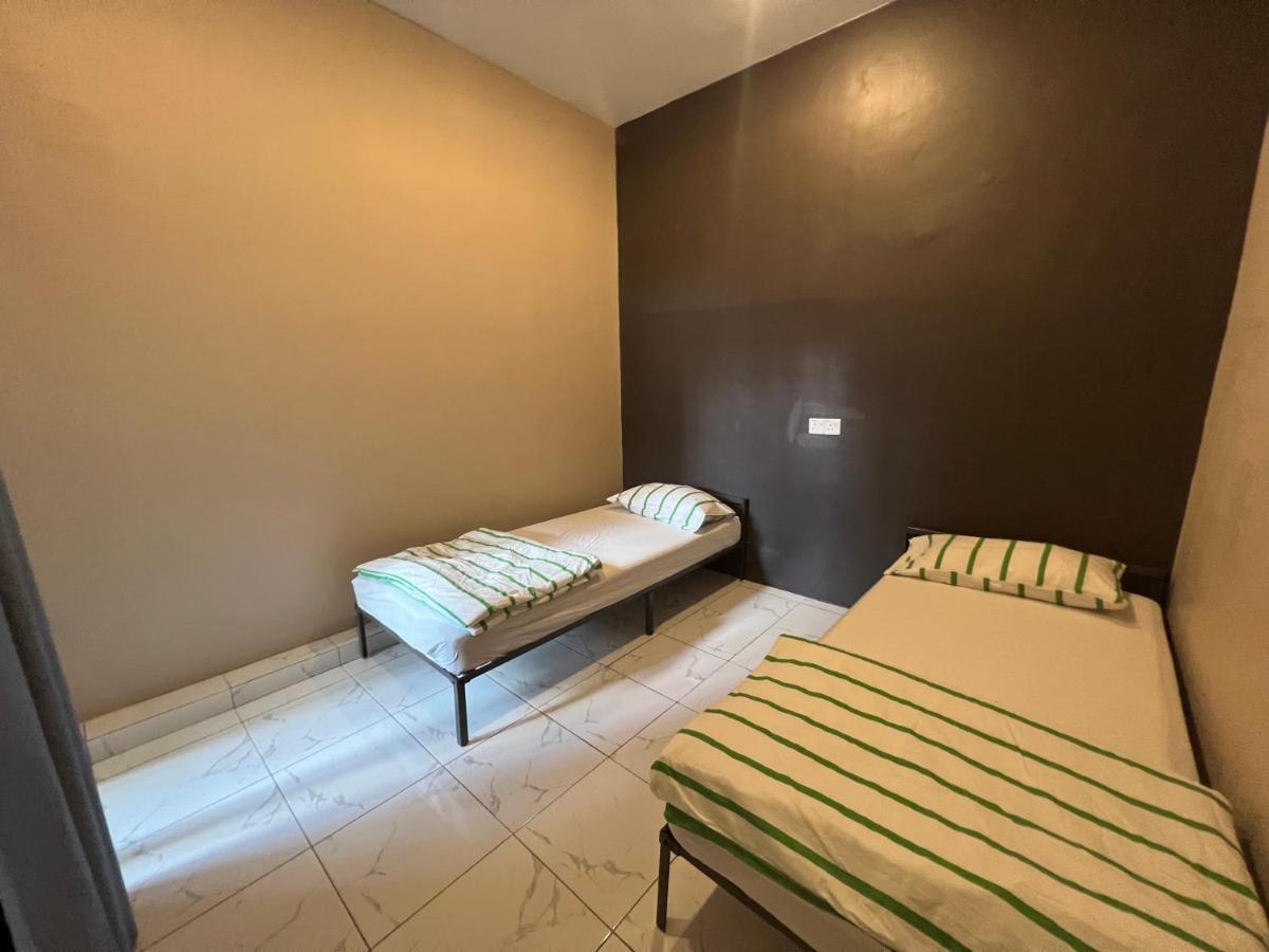 Theatbas Homestay 17 In Seri Iskandar Perak 3 Bedroom Bota Екстериор снимка